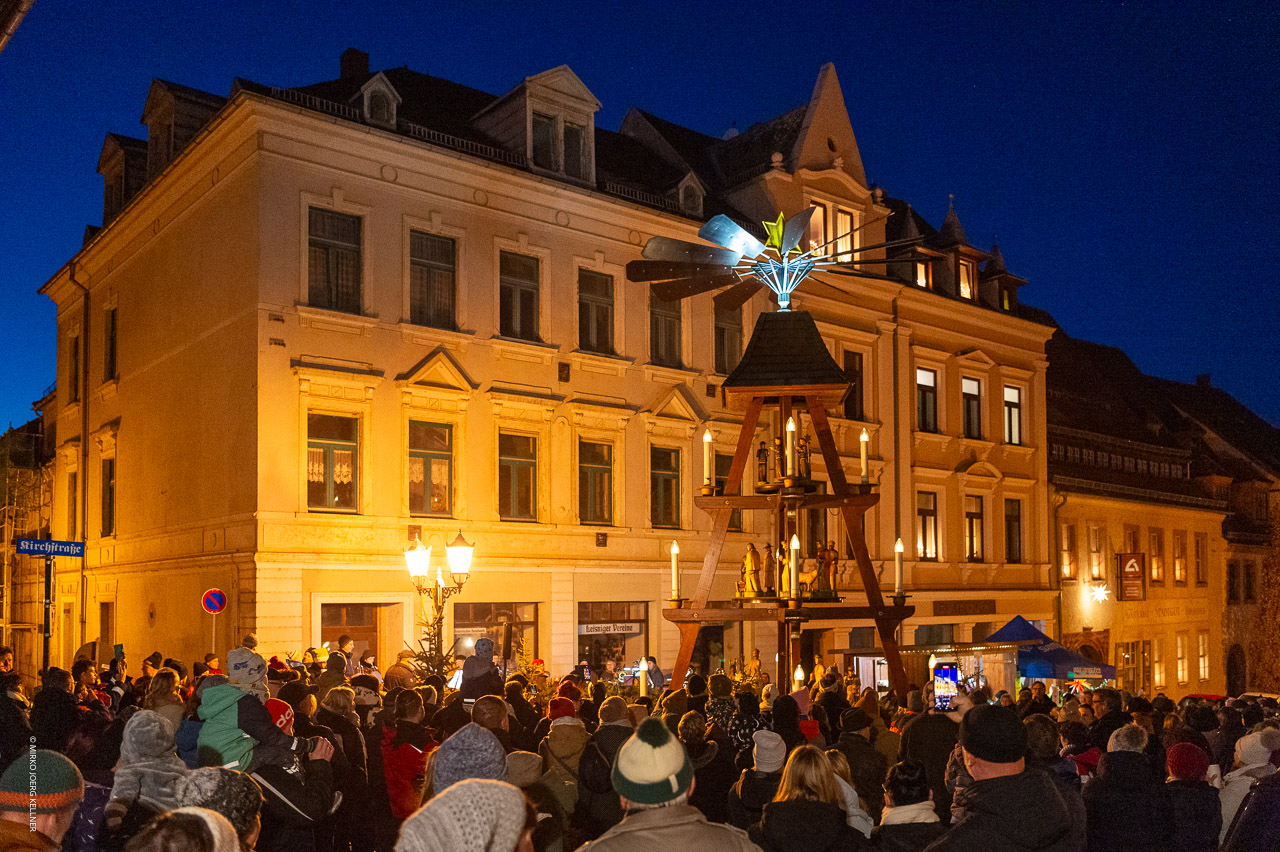 Pyramide Anschieben Weihnachtsmarkt Leisnig 2024. Foto: Mirko Joerg Kellner